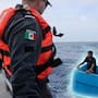 Pescadores sobreviven en una hielera en el Océano Pacífico tras naufragar 5 días los rescata la Armada Mexicana