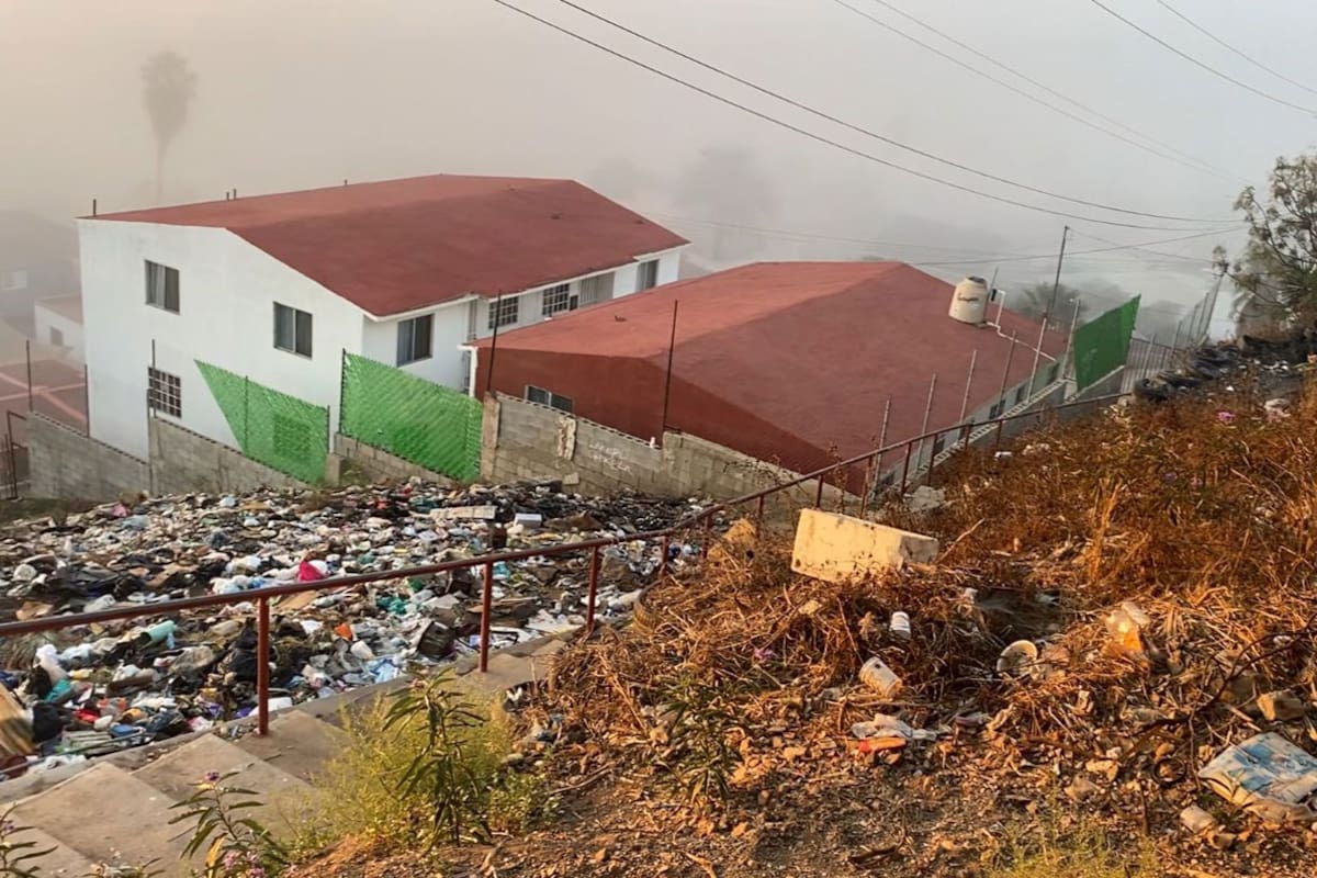 Denuncian basurero clandestino en colonia Azteca de Ensenada