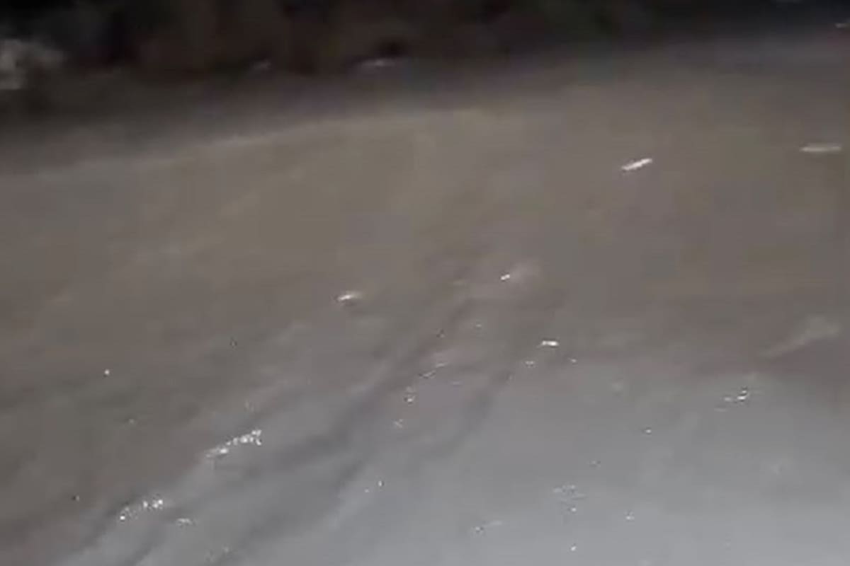 Aguas estancadas y basura dificultan el tránsito en La Morita 1, en Tijuana