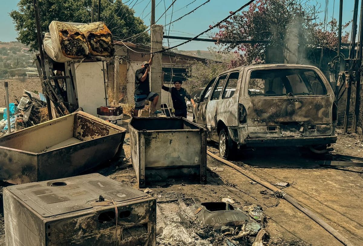 El fuego se originó en una vivienda de un asentamiento irregular y se propagó hacia inmuebles cercanos; no se reportaron personas lesionadas. Foto: Border Zoom