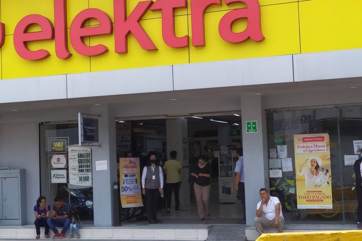 Mujer embarga a Elektra por 330 mil pesos tras ganar juicio; se lleva muebles, refrigeradores y motos