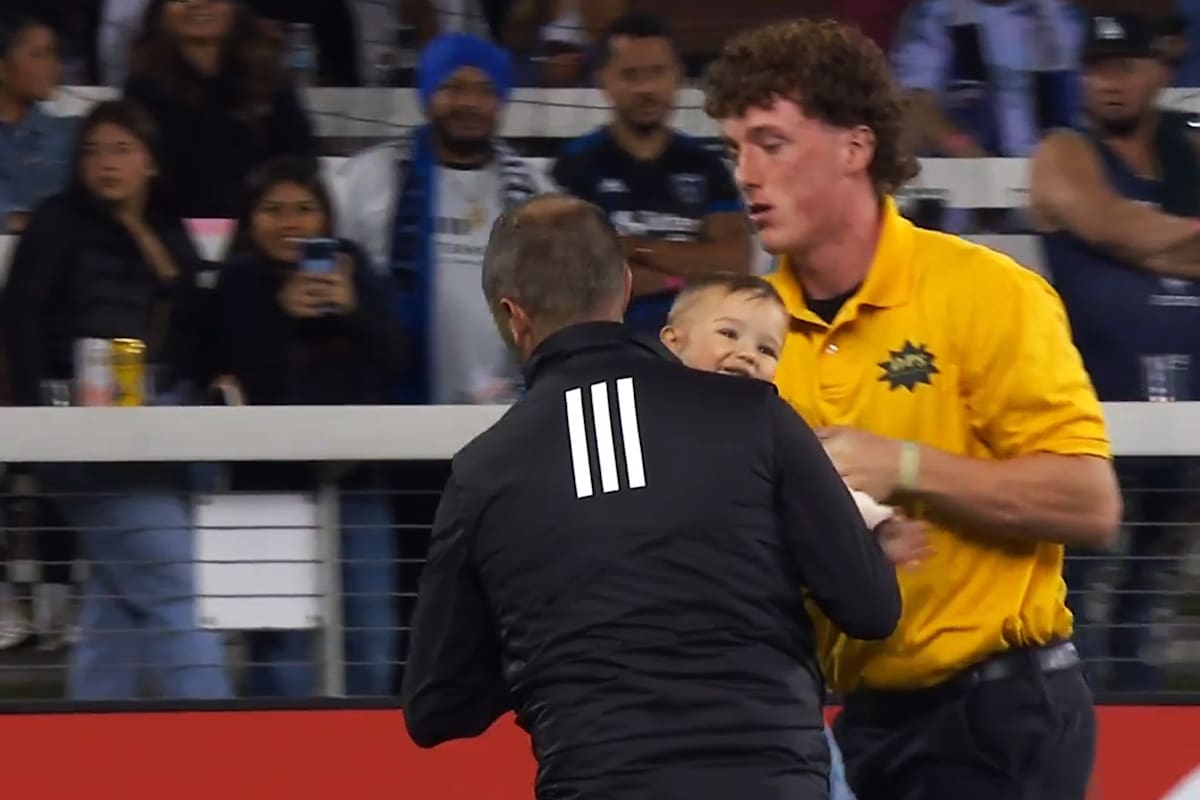 ¡Insólito! Un bebé invadió la cancha durante un partido de la MLS, obligó al árbitro a detener el juego y salió entre risas