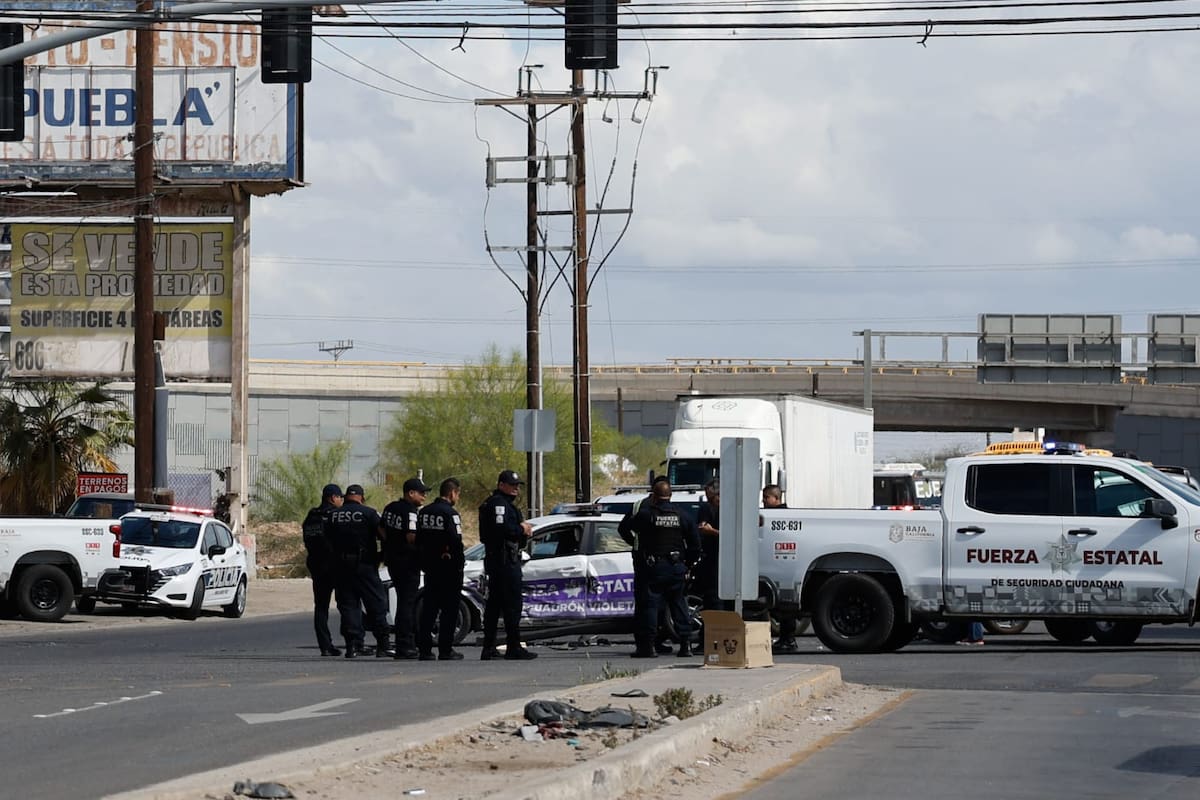 Choque entre unidad de Fuerza Violeta y pickup deja tres agentes heridos