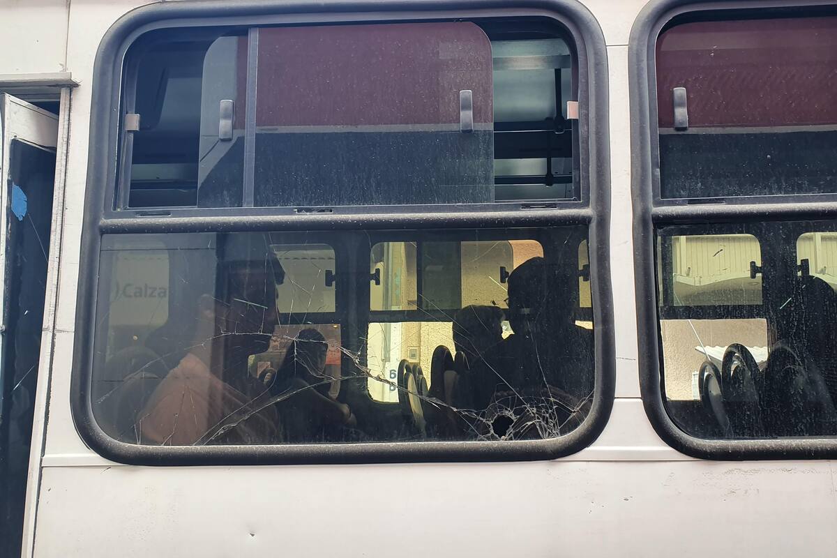 Apedrean camión y hieren a pasajera en Quintas del Sol