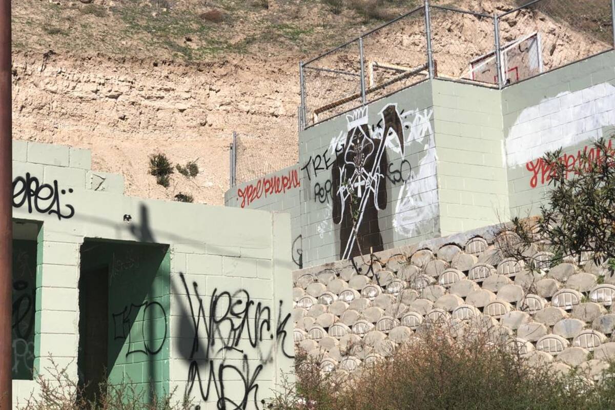 Denuncian vecinos abandono de cancha en Rosarito