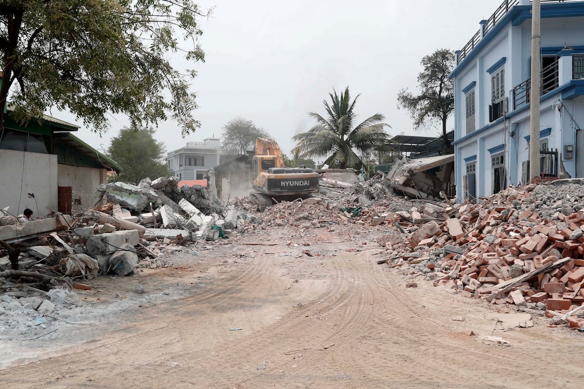 Un hombre en una excavadora retira los escombros de las estructuras dañadas por un reciente terremoto en Tada-U, Mandalay, Myanmar, el 4 de abril de 2025. / EFE.