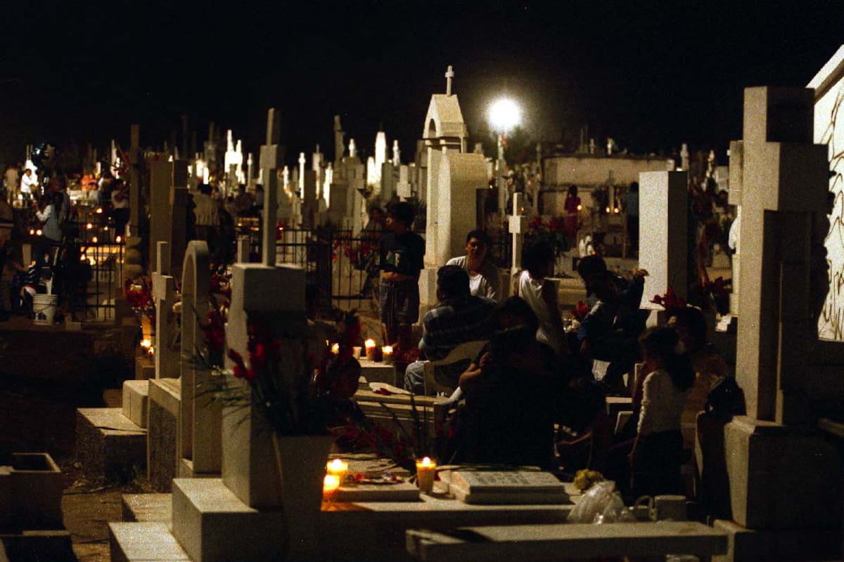 Previo al día de muertos, trabajador cuenta lo duro que es trabajar en un panteón