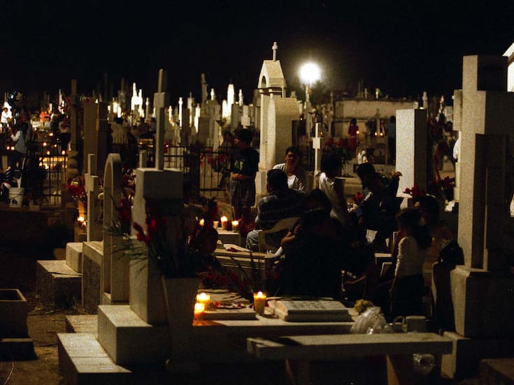 Previo al día de muertos, trabajador cuenta lo duro que es trabajar en un panteón