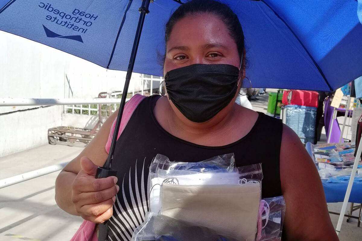 Madre soltera recurre a vender cubre bocas para subsistir a crisis