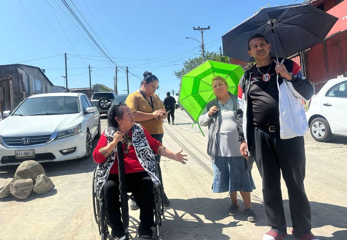 Alrededor de 50 vecinos se reunieron con autoridades en la colonia Sánchez Taboada para exigir una reparación en la calle Eridano.