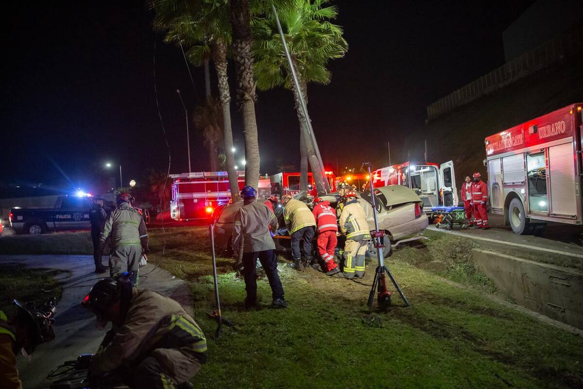 Hombre queda atrapado tras choque contra poste en Rosas Magallón