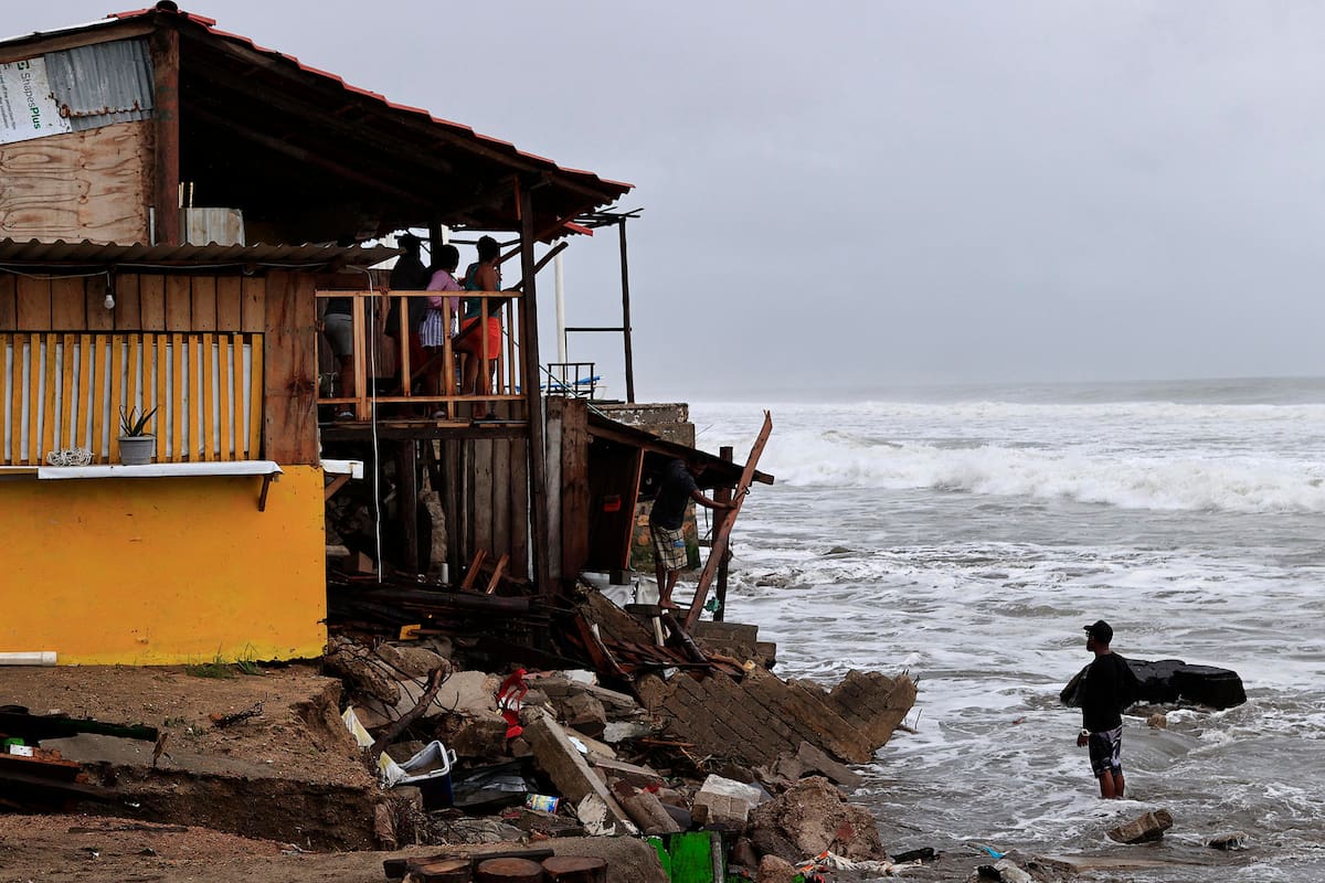 MEX5397. ACAPULCO (MÉXICO), 14/06/2025.- Personas observan los estragos causados por el fuerte oleaje e intensas lluvias, este sábado en Acapulco (México). La tormenta tropical Dalila ha dejado daños en la infraestructura del puerto mexicano de Acapulco, estado de Guerrero (sur), como restaurantes y techos de edificios colapsados, árboles caídos, calles inundadas y deslaves en avenidas principales, tras su avance con intensas lluvias por el Pacífico mexicano. | Crédito: EFE/ David Guzmán