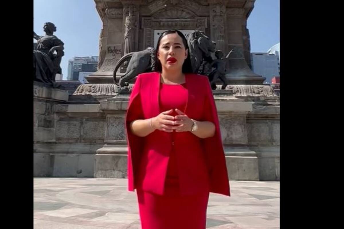 Sandra Cuevas aparece con capa y amenaza marcha de AMLO: "La vamos a vigilar"