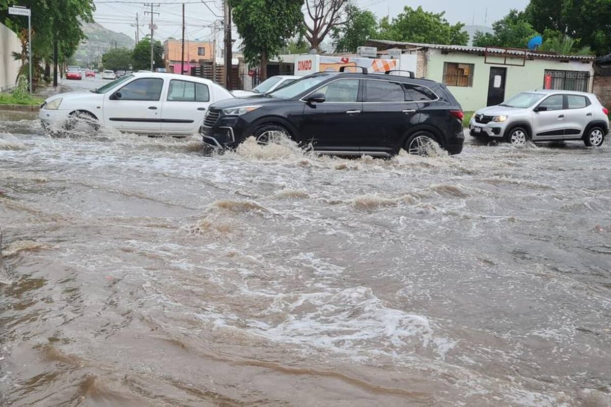 Lluvias provocan caos vial; agua corre por calles de Hermosillo