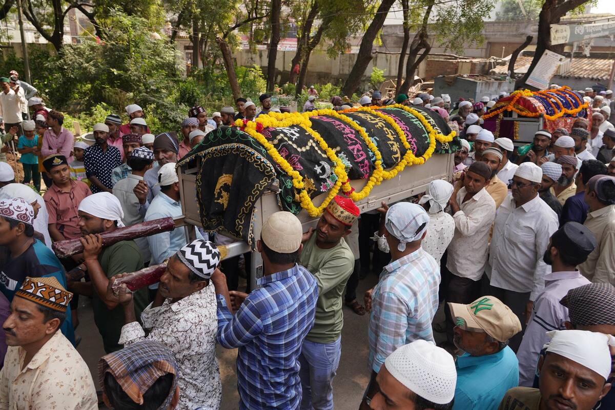 India: Aumenta la cifra de muertos tras caída de puente colgante; muchos siguen desaparecidos