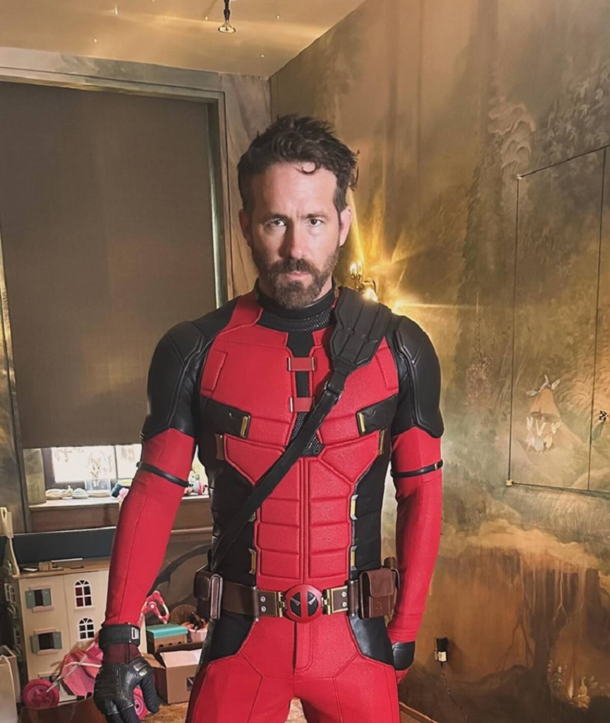 Ryan Reynolds ha probado su habilidad para manejar personajes cargados de oscuridad y violencia, especialmente con su papel en Deadpool (2016) y Deadpool 2 (2018). Ambas películas, con clasificación R, fueron éxitos monumentales en taquilla, acumulando más de 780 millones de dólares cada una.