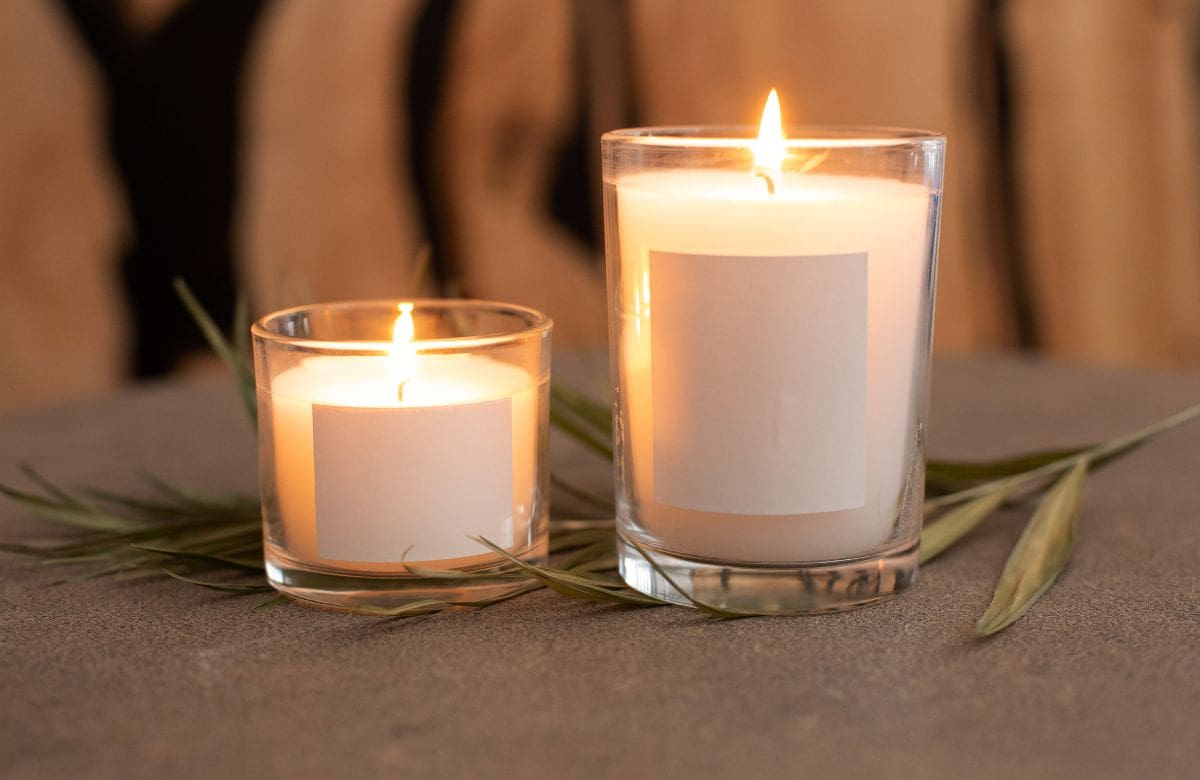 Antes de tirar velas usadas, congélalas 30 minutos para recuperar la cera completa y reutilizarla en ambientadores | Foto: Especial (canva)