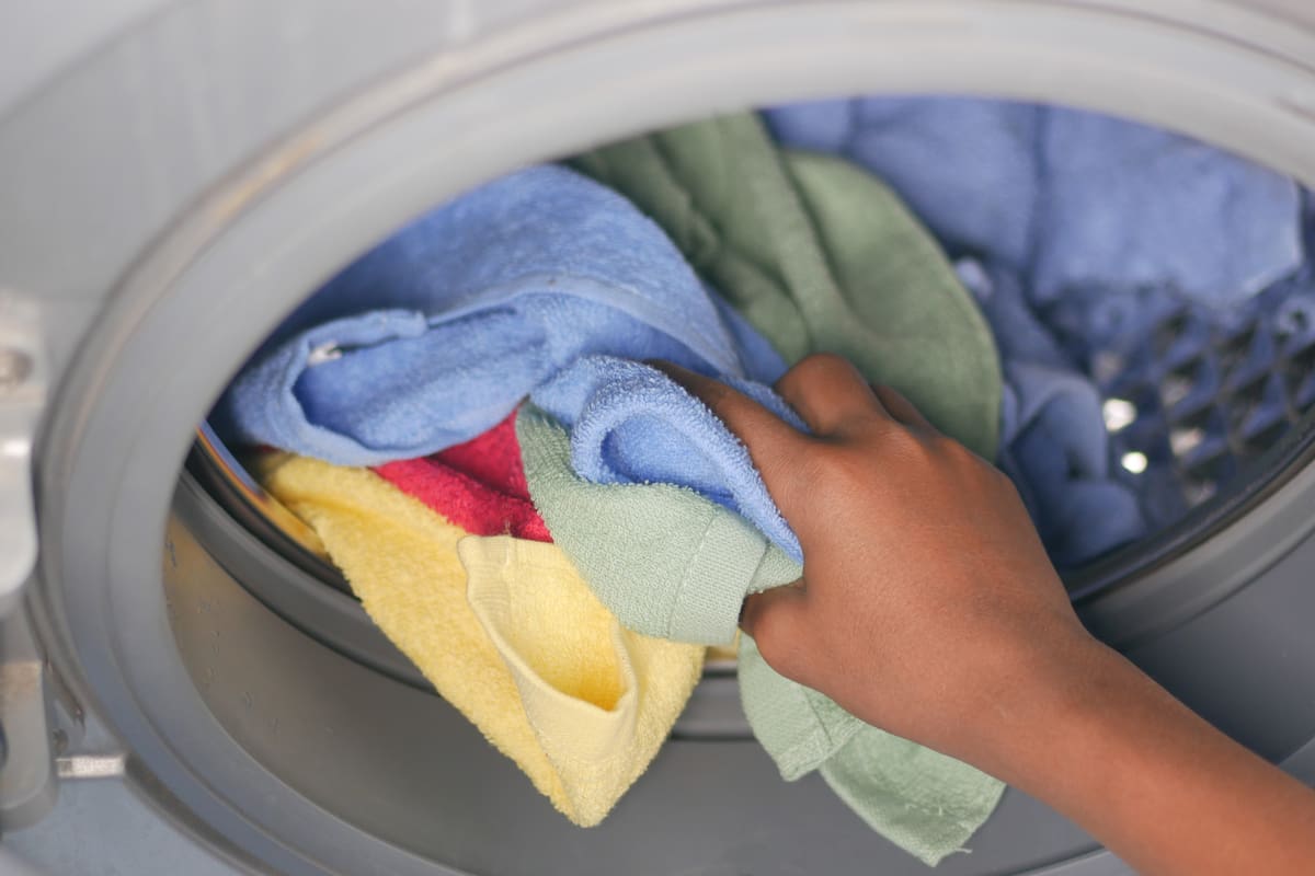 ¿Cómo limpiar correctamente la lavadora? Un experto aclara qué hacer y qué evitar