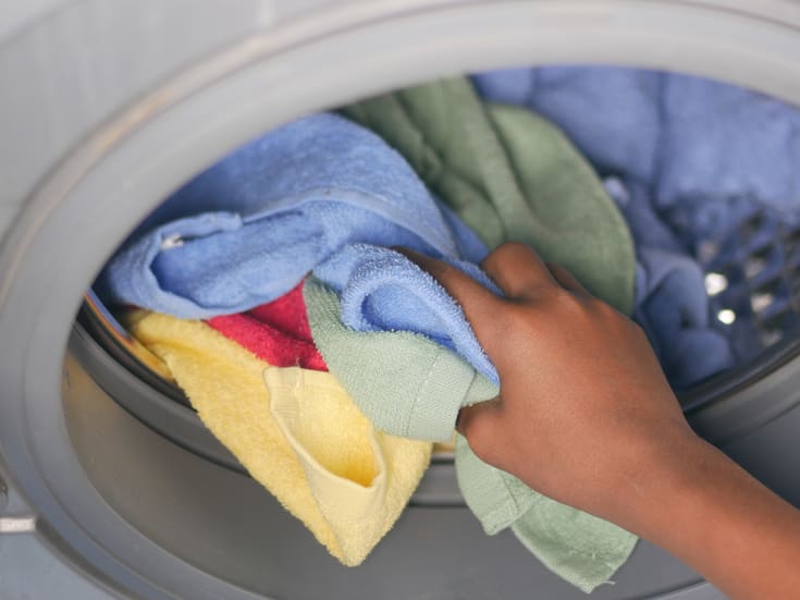 ¿Cómo limpiar correctamente la lavadora? Un experto aclara qué hacer y qué evitar