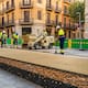 Barcelona decide cambiar el asfalto de sus calles por materiales hechos con restos de aceituna y madera para reducir hasta 76% las emisiones de CO₂, combatir el calor urbano y alargar la vida del pavimento sin alterar la movilidad diaria