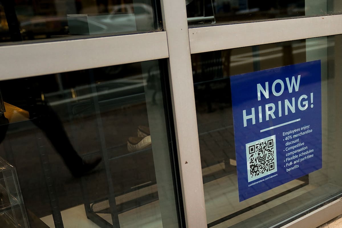 FOTO DE ARCHIVO: Un cartel de contratación de empleados con un código QR se ve en una ventana de un negocio en Arlington, Virginia, Estados Unidos. 7 de abril, 2023. REUTERS/Elizabeth Frantz