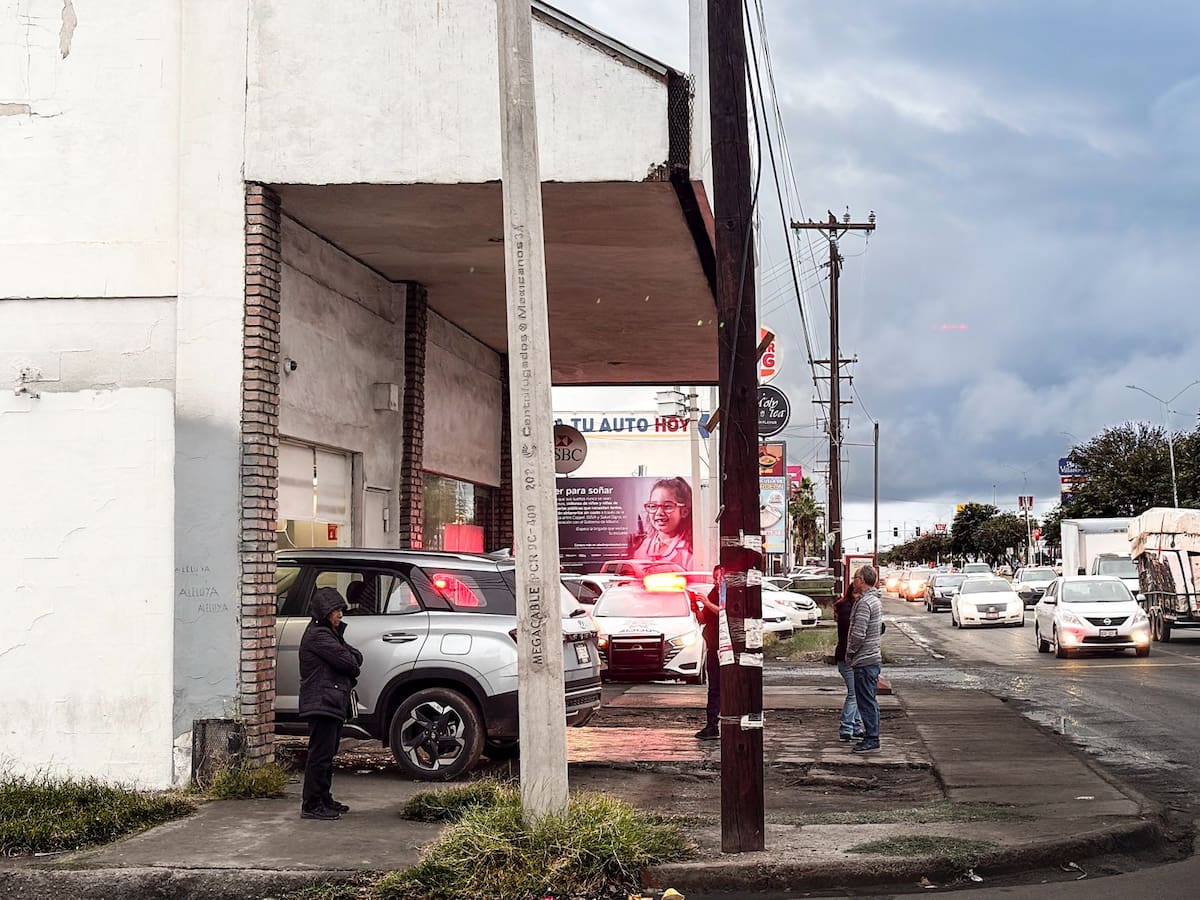 Una mujer chocó su camioneta contra el ventanal de un banco ubicado en el bulevar Lázaro Cárdenas. Afortunadamente, no hubo lesionados en el percance. Foto: Juan J. Morales
