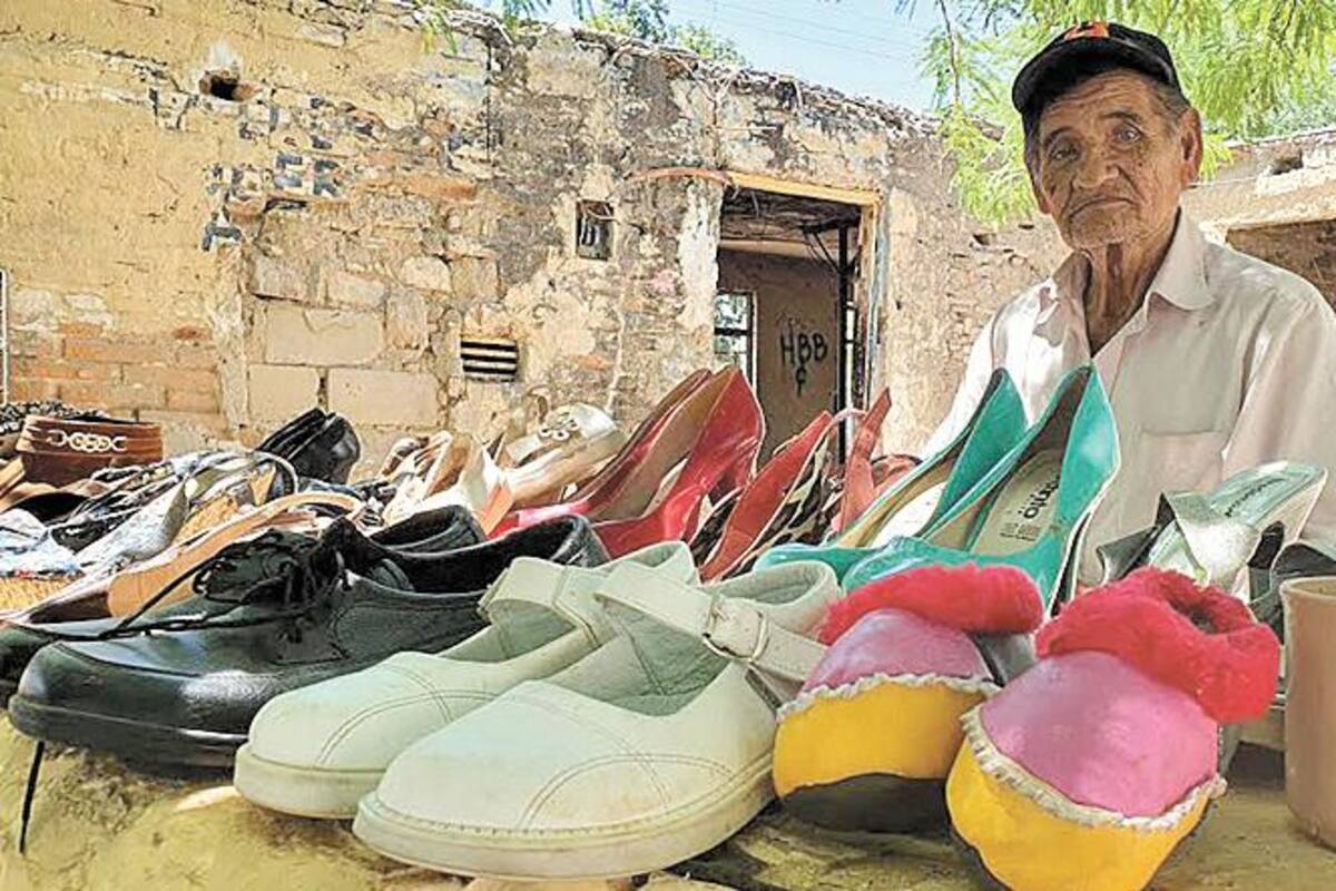 Intenta vender zapatos usados para comprar comida