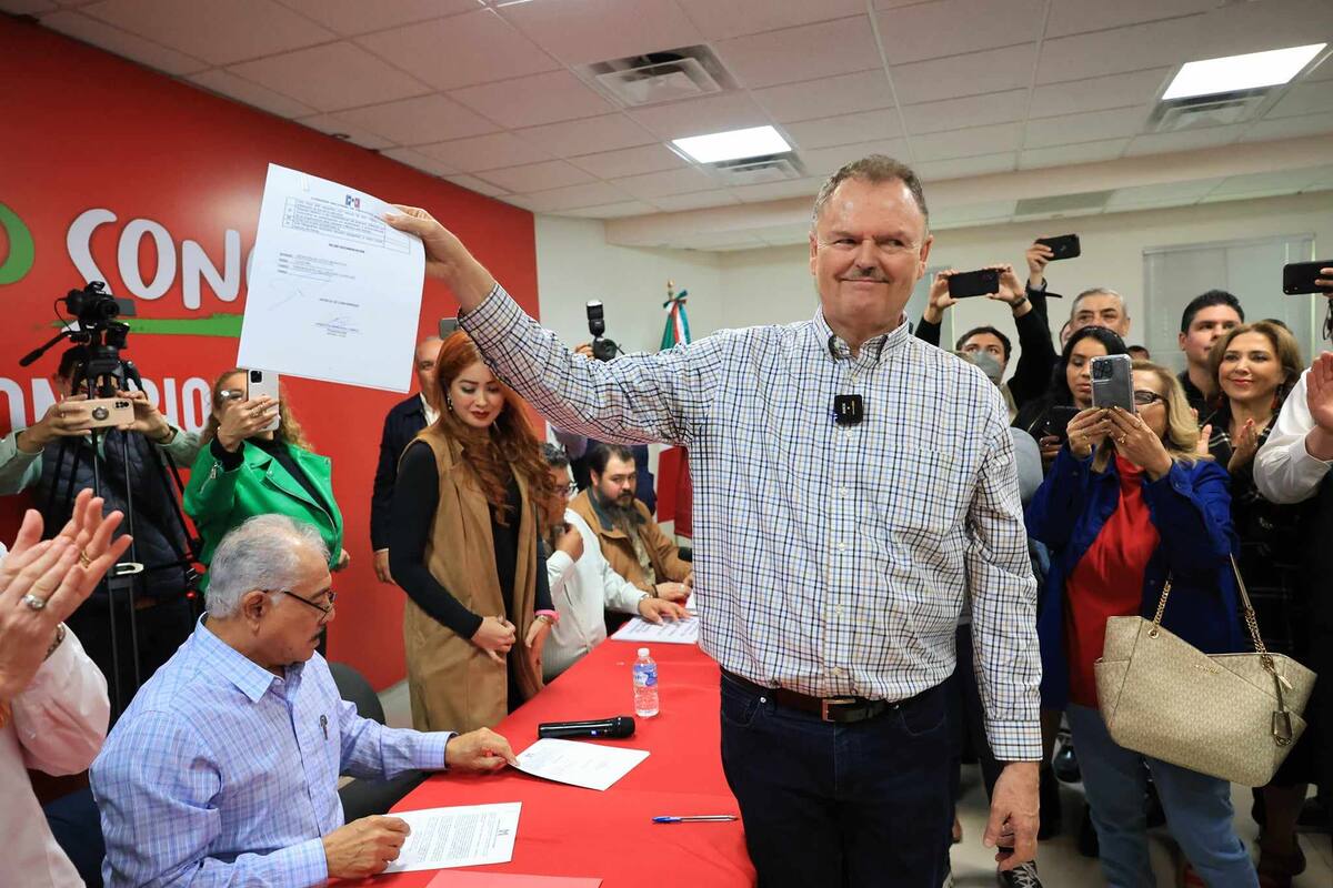 Ernesto Gándara acude a presentar su solicitud como precandidato a diputado federal por el Quinto Distrito