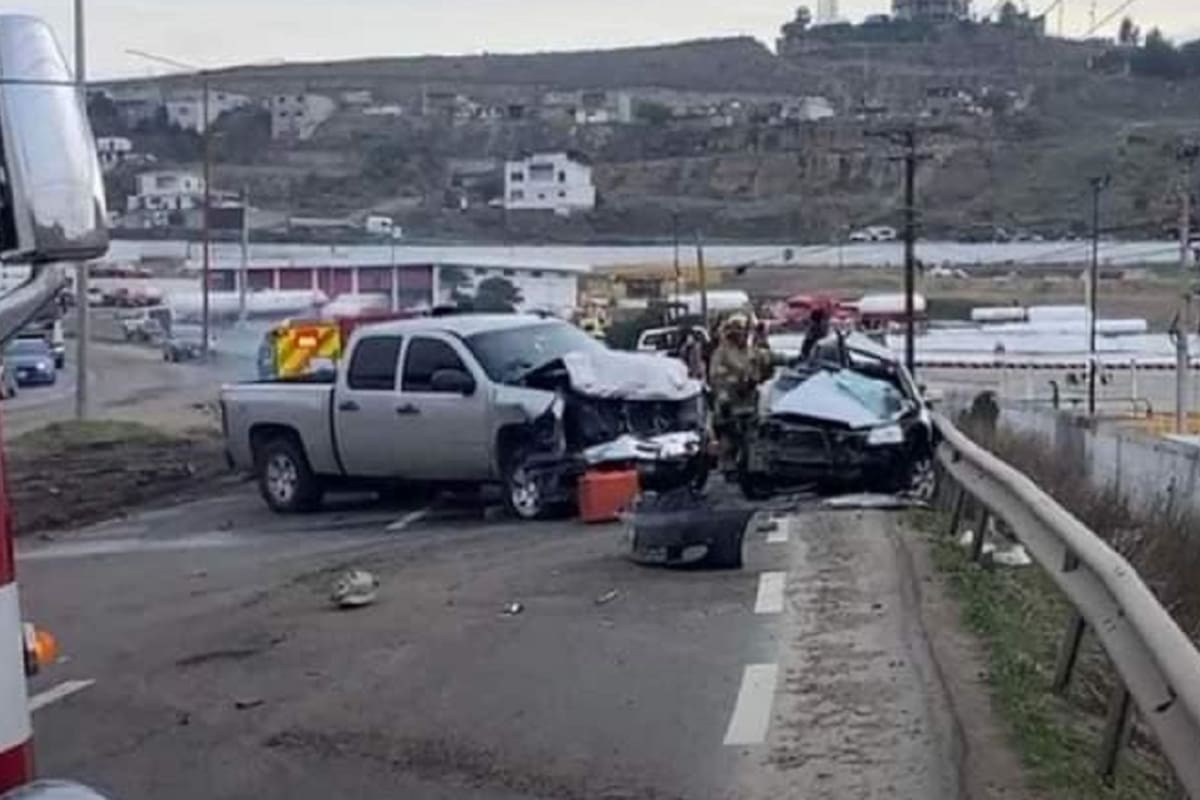 Mujer muere prensada en accidente vehicular