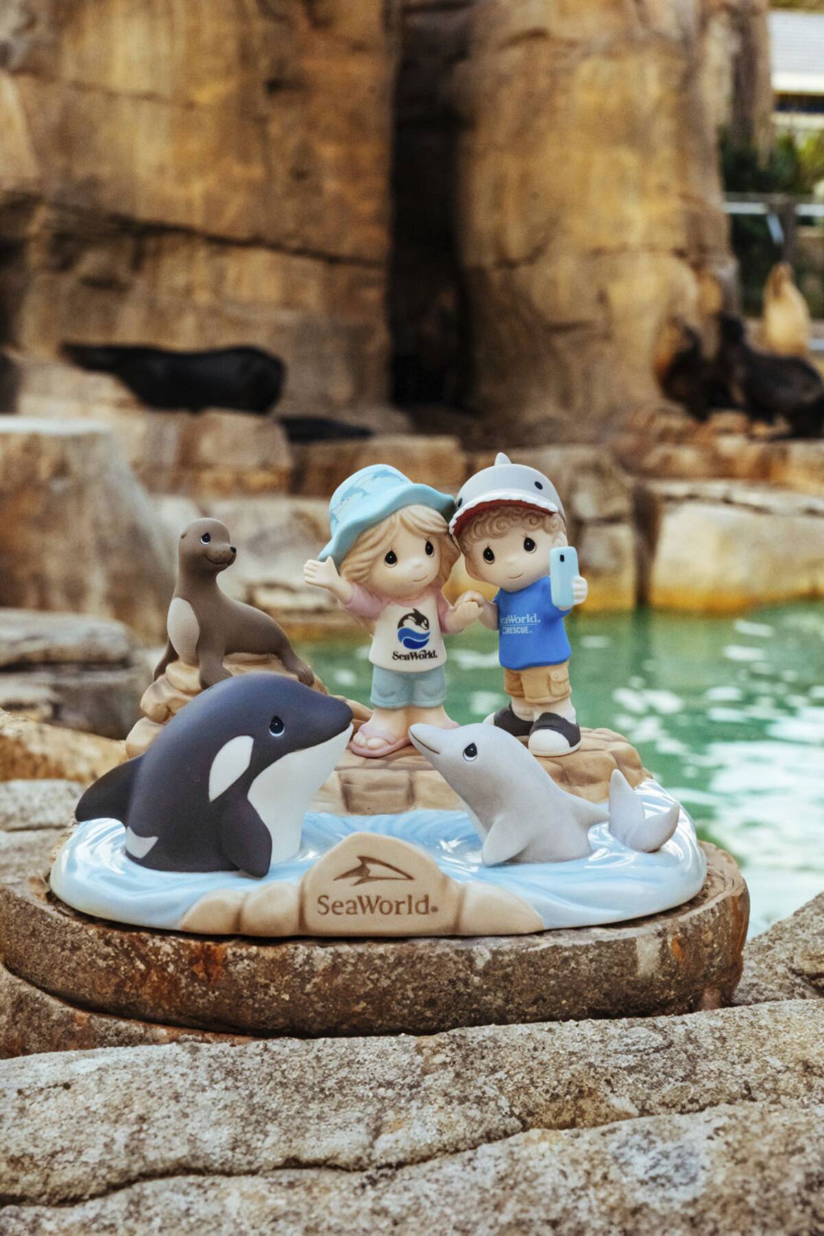 Una figura de edición limitada hecha por el escultor Precious Momentos, Hiko Maeda también estará disponible.