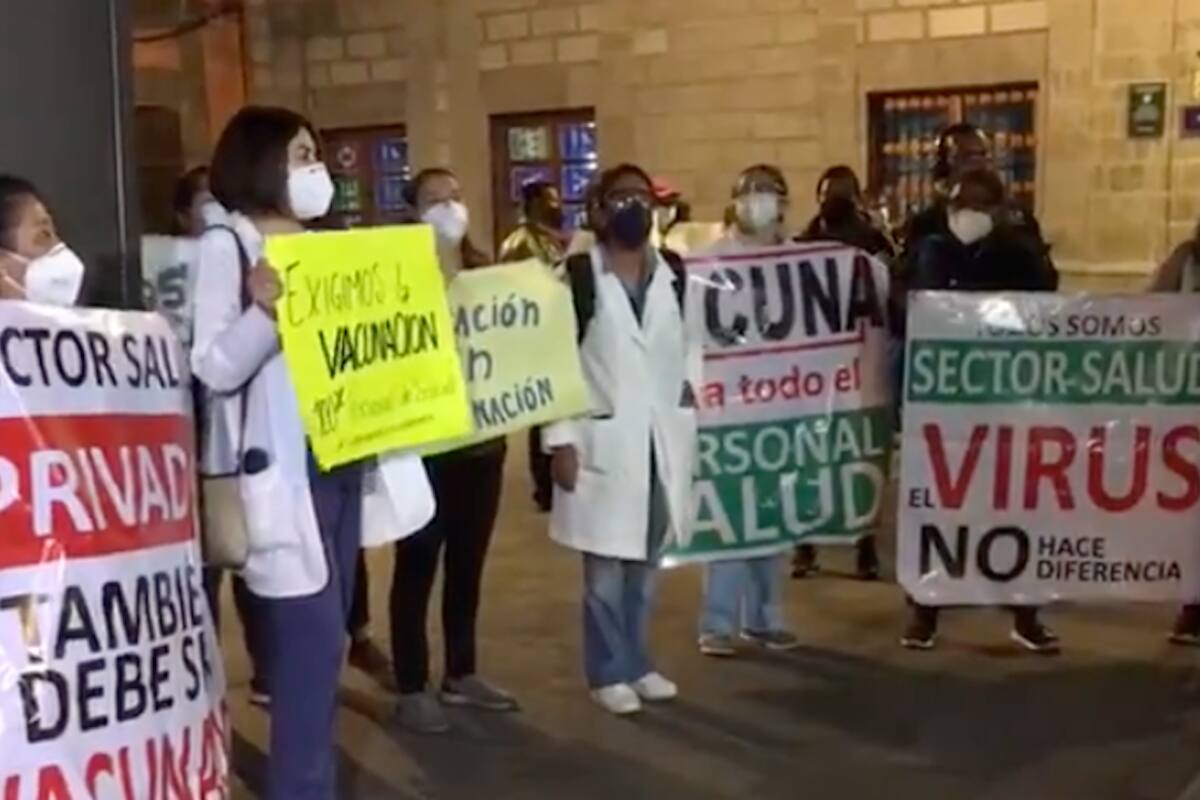Médicos del sector privado protestan frente a Palacio Nacional, exigen vacuna Covid