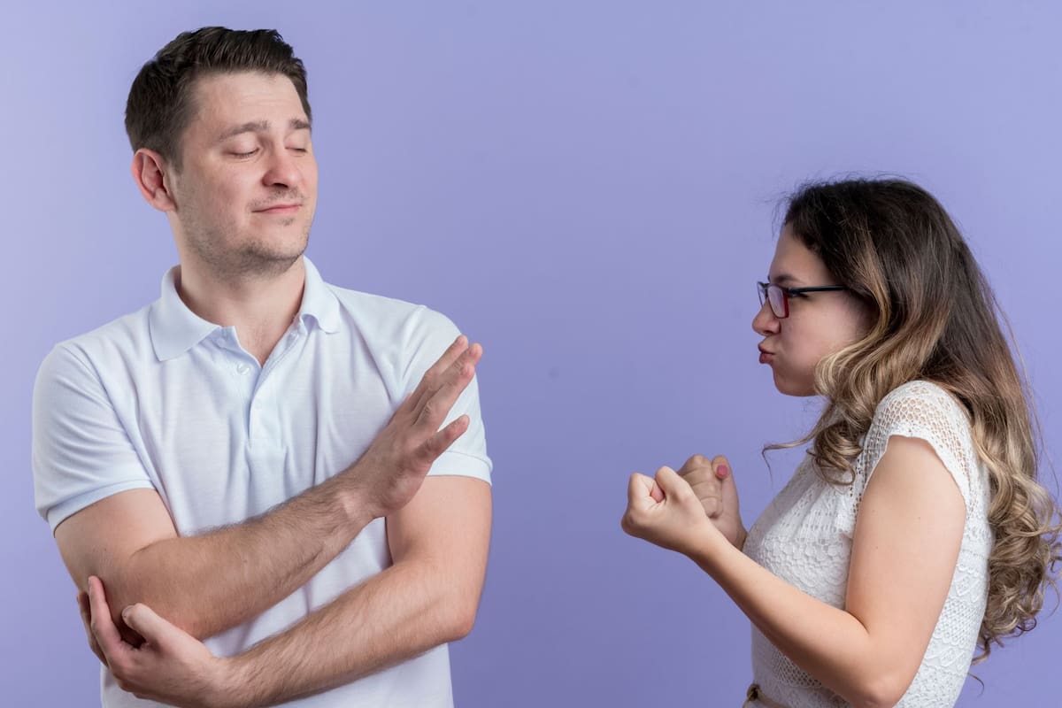 Quedarse callado en una discusión no es desinterés: la psicología explica cómo el silencio regulador funciona como una estrategia inteligente para enfriar el enojo y evitar que el conflicto escale