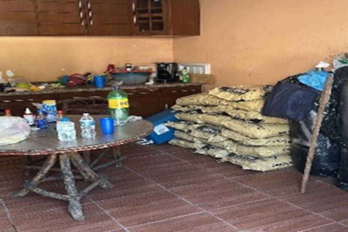 Asegura FGR dos domicilios usados para fabricar y procesar drogas