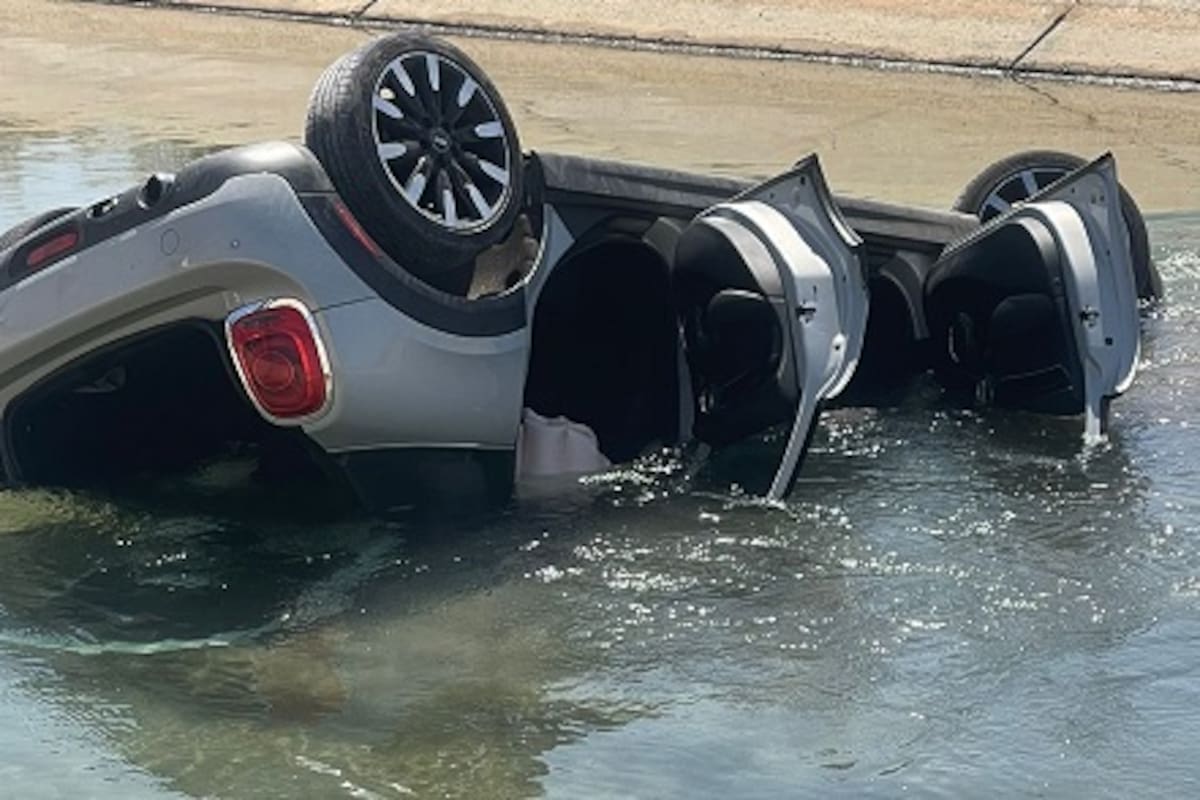 Auto con personas armadas cae a canal encementado