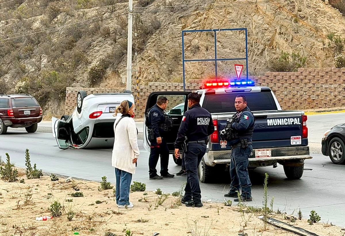 El automovilista huyó del lugar después de impactarse contra un muro de contención. La unidad quedó obstruyendo un carril de circulación. Foto: Border Zoom