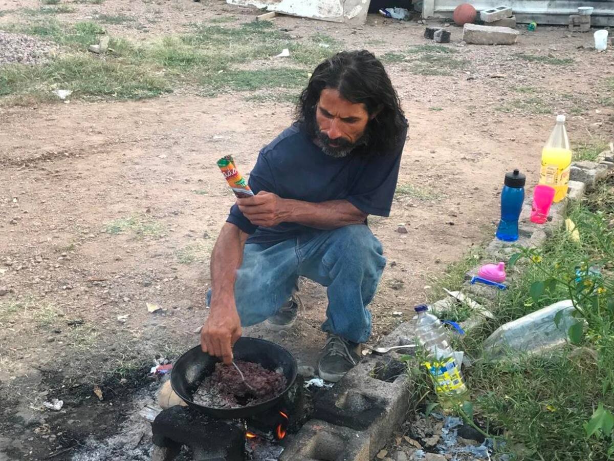 Aquí aparece Juan de Dios guisando unos frijoles.