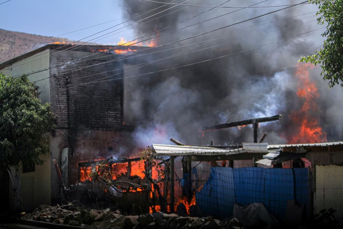 El fuego destruyó por completo una casa de madera y provocó daños parciales en una vivienda contigua durante la tarde del lunes. Foto: Border Zoom