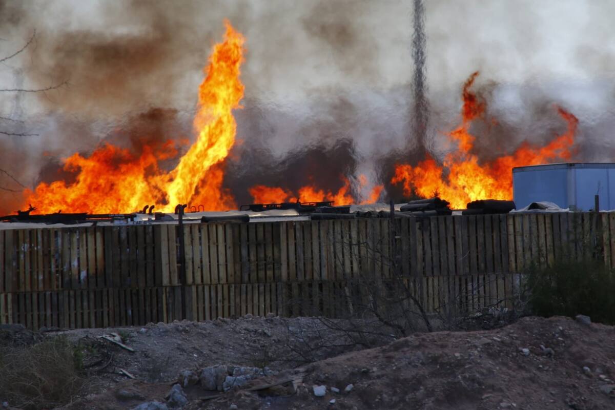 Moviliza a bomberos incendio en empresa de impermeabilizantes