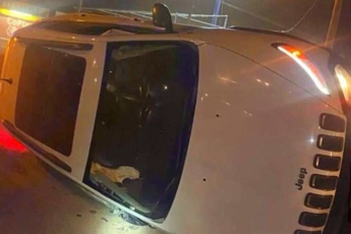 Cae auto a zanja de calle en reparación