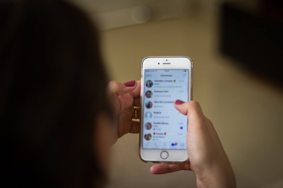 Madre sorprende a hija enviando fotos sin ropa