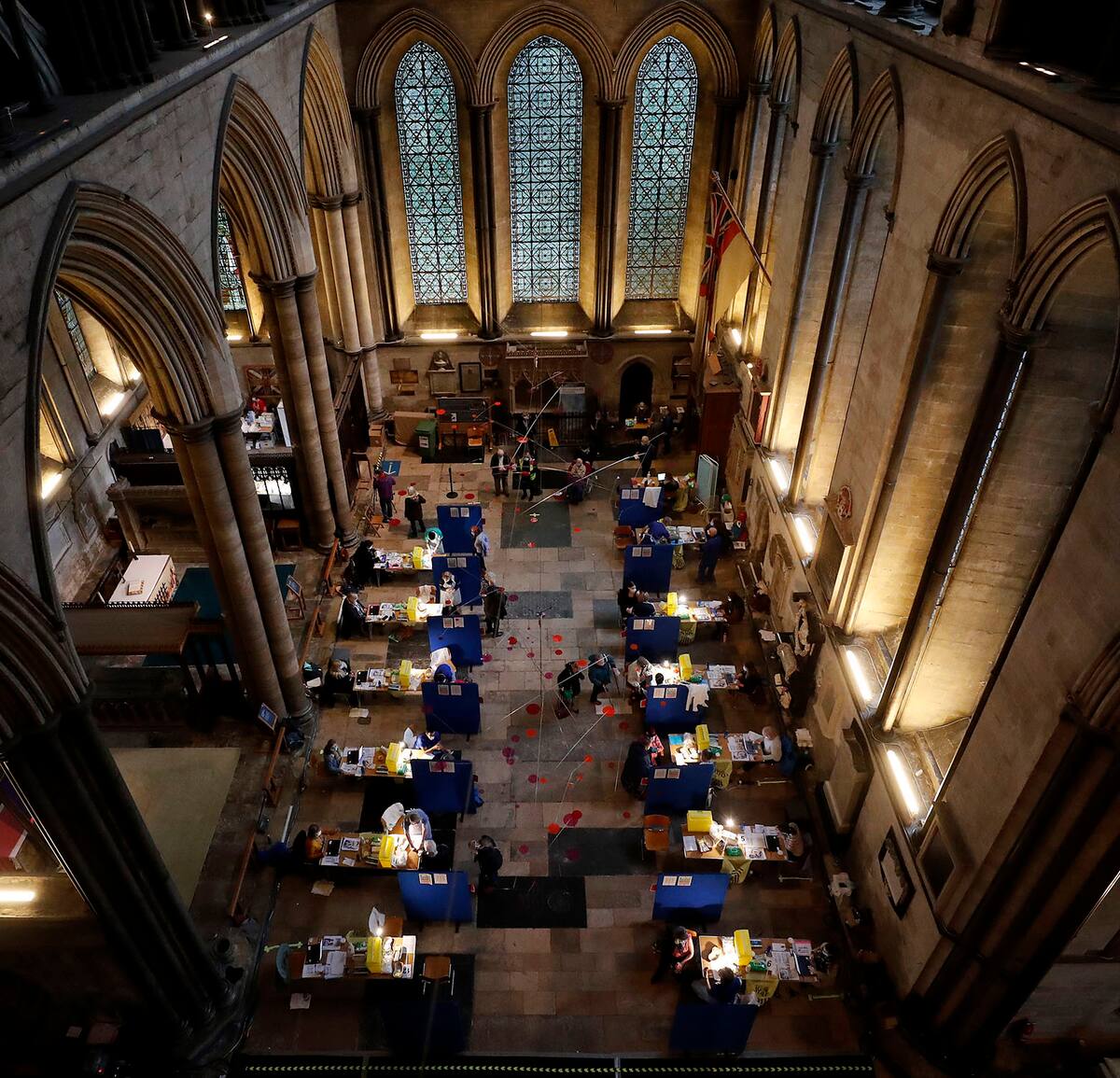 Nave central de la Catedral de Salisbury convertida en un centro de vacunación contra el COVID-19 en foto del 20 de enero del 2021. (AP Photo/Frank Augstein)