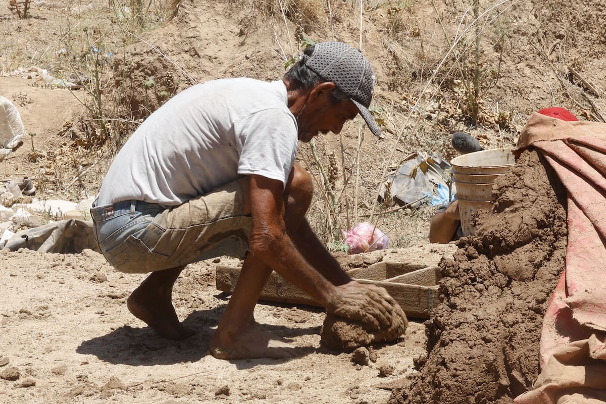 Sin zapatos que le cubran los pies labora a diario Miguel Ángel. | Crédito: Teodoro Borbón (GH)