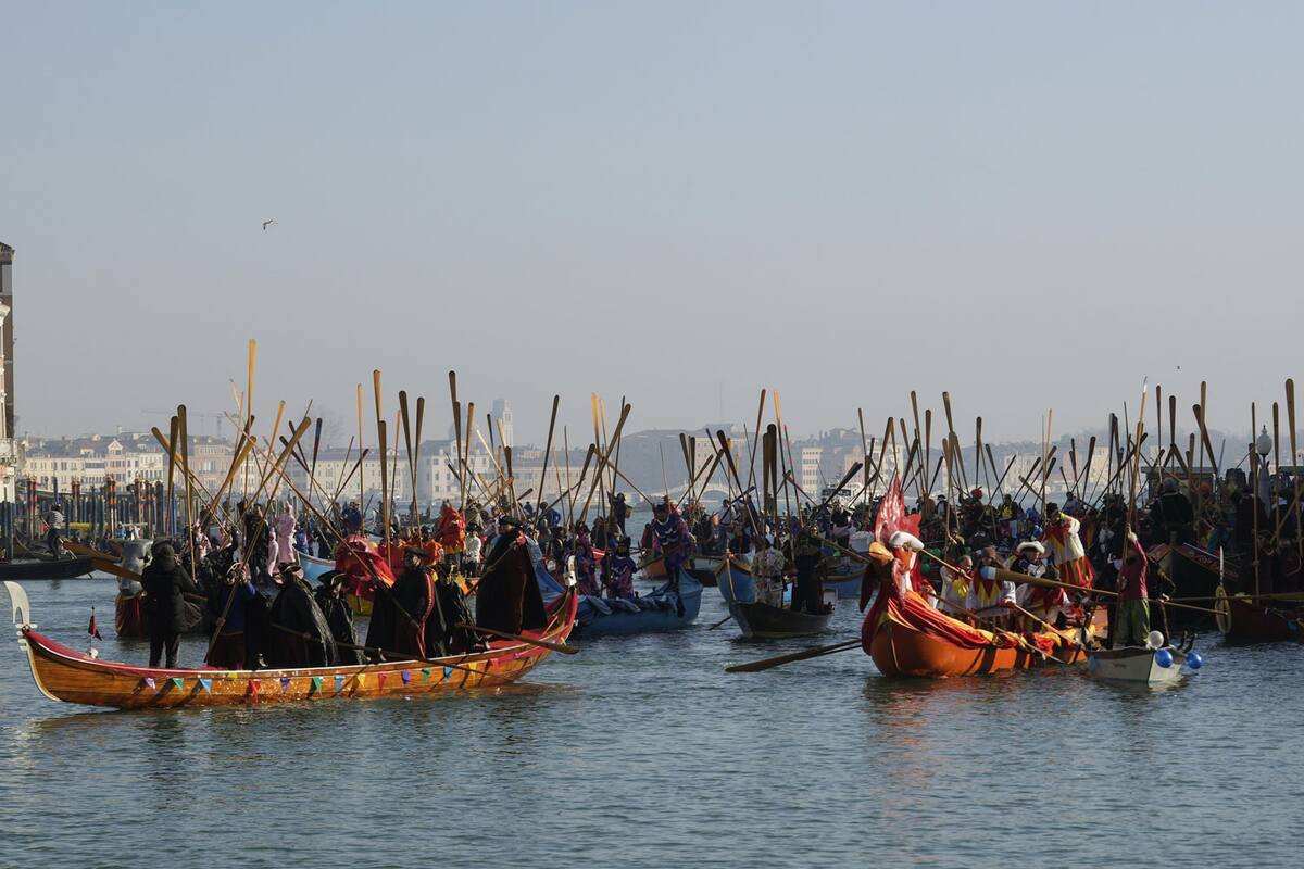 Embarcaciones participan en el tradicional desfile en góndola del Carnaval de Venecia, Italia.