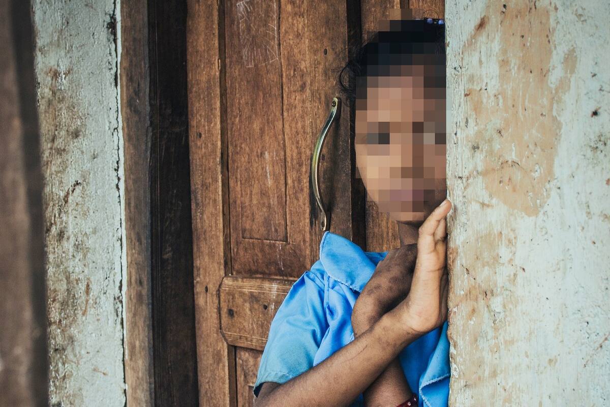 Padres sacan a su hijo con tos a la calle porque "no los dejaba dormir"