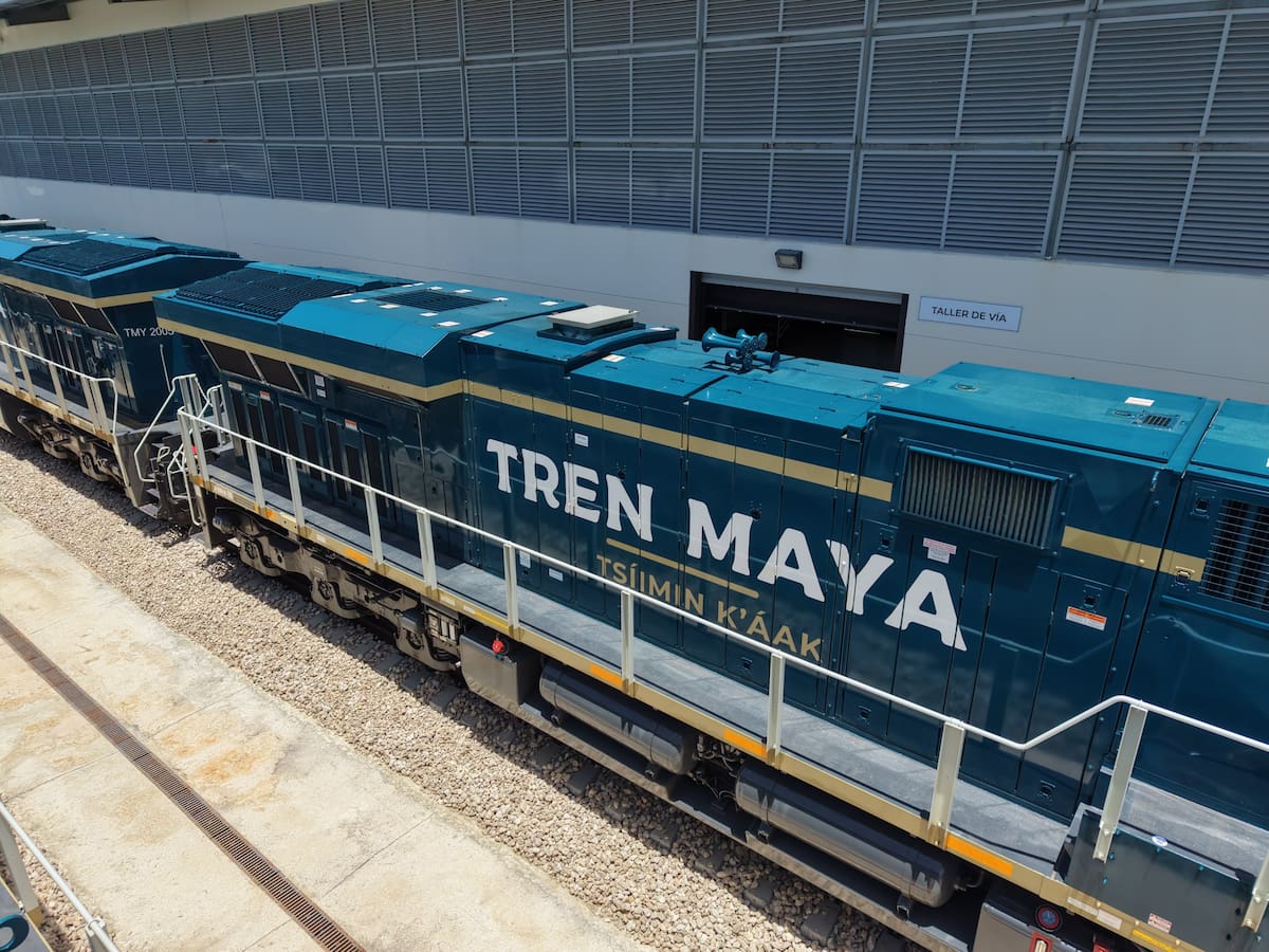 Claudia Sheinbaum supervisó en Puerto Morelos las primeras 12 locomotoras del Tren Maya de carga, cuyo inicio de operaciones está previsto para 2027. | Foto: Presidencia