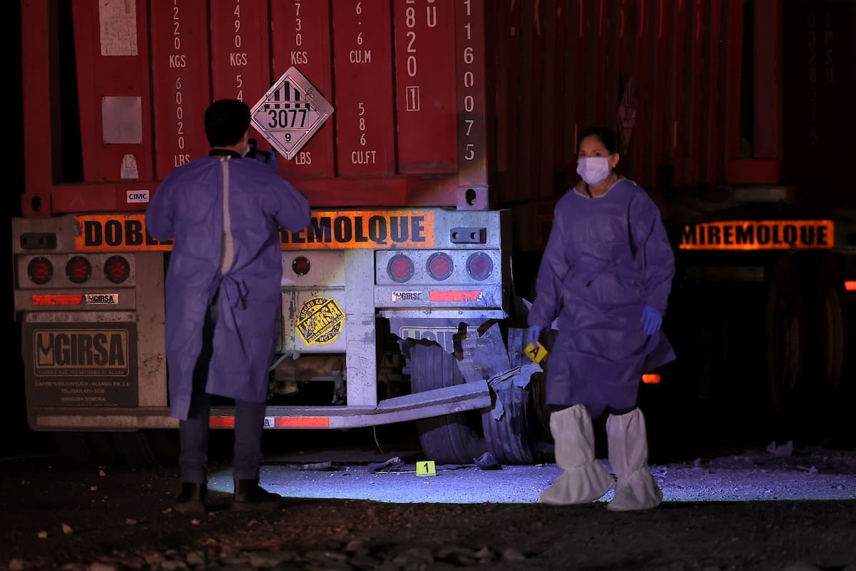 Muere hombre tras choque y volcamiento en la carretera a Guaymas