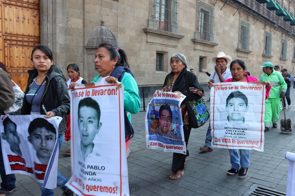 Padres de los 43 normalistas confían que Cienfuegos aporte información sobre Ayotzinapa