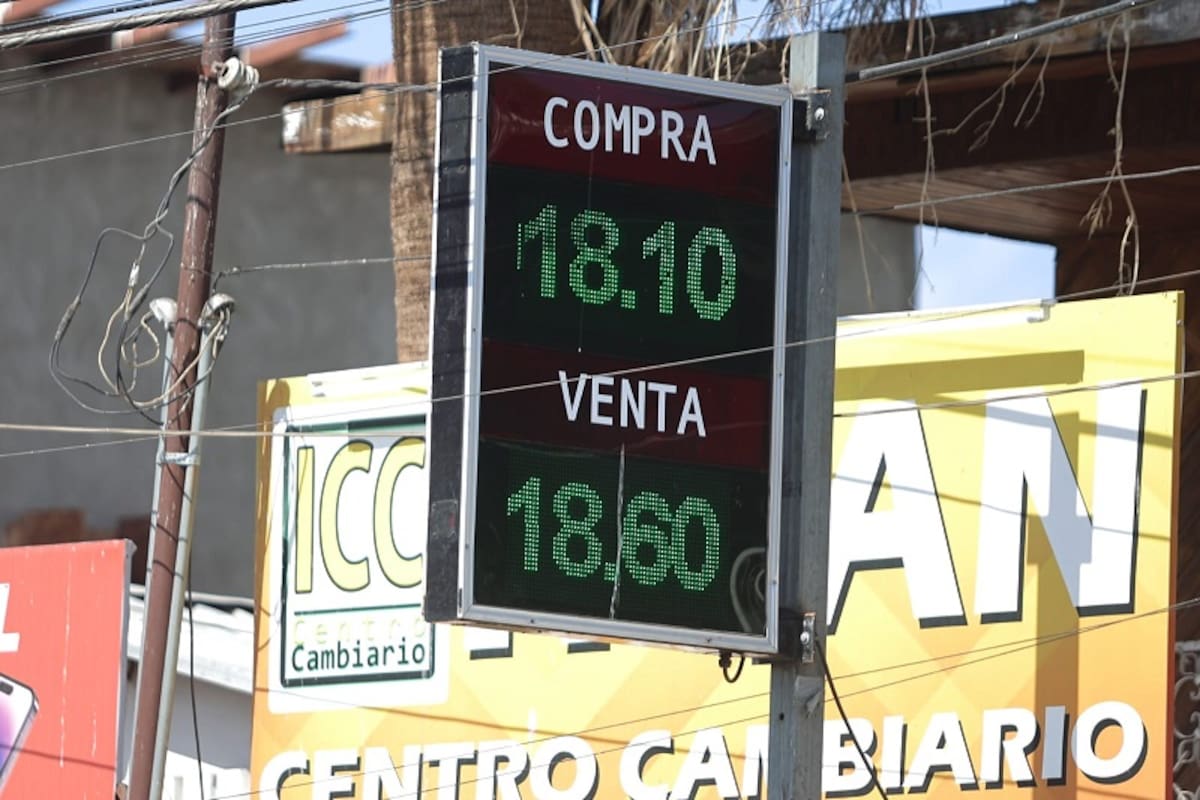 Tipo de cambio se mantiene arriba de los 18 pesos en casas de cambio y supera los 19 en bancos