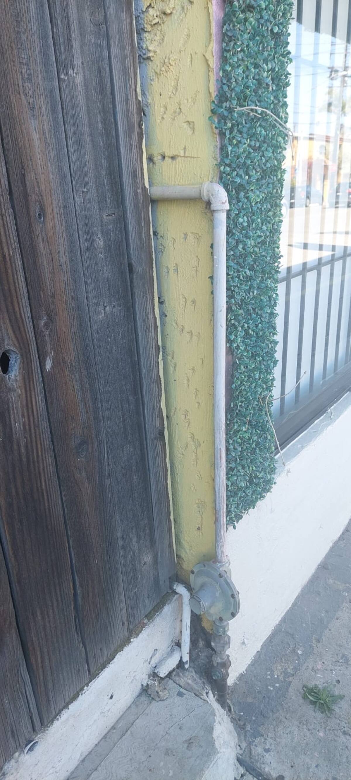 Controla Bomberos incendio en colonia Madero