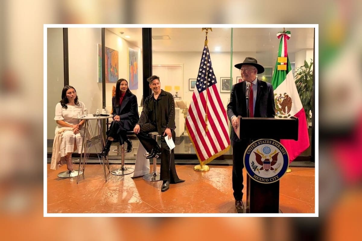 Ken Salazar expone arte chicano en su residencia durante evento en colaboración con Vogue